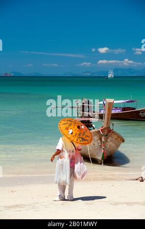 Thailand: Verkäufer am Strand bei hat Rai Leh West, Krabi Coast. Hat Rai Leh teilt sich in zwei Strände, Ost und West. Das erstere Rai Leh East ist bei Ebbe ziemlich matschig und die Leute hier neigen dazu, Rai Leh West zu besuchen. Hat Rai Leh West ist sanfter und im Allgemeinen attraktiver. Die Provinz Krabi besteht aus mehr als 5.000 Quadratkilometern mit Dschungel bedeckten Hügeln und scharfen, zerklüfteten Karstvorsprüngen sowie mehr als 100 km üppiger, unberührter Küste und rund 200 Inseln in der benachbarten Andamanensee. Stockfoto