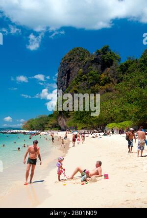 Thailand: Kalkstein-Karstaufschlüsse über hat Tham Phra Nang Strand, Krabi Küste. Hat Tham Phra Nang, der „Strand der verehrten Dame“, ist ein schöner weißer Sandstrand am südlichen Ende der kleinen Halbinsel, die Rai Le East Beach vom Rai Leh West Beach trennt. Der Strand wird von vielen als der schönste in der Krabi Region angesehen und auch einer der schönsten in Südthailand. Die malerische Kulisse besteht aus herrlich klarem, weißem Sand und ist geschützt von hohen Kalksteinklippen und wird durch scharfe, seltsam geformte Karstvorsprünge verstärkt. Stockfoto