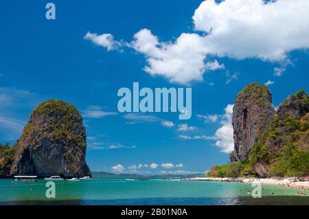 Thailand: Kalkstein-Karstaufschlüsse über hat Tham Phra Nang Strand, Krabi Küste. Hat Tham Phra Nang, der „Strand der verehrten Dame“, ist ein schöner weißer Sandstrand am südlichen Ende der kleinen Halbinsel, die Rai Le East Beach vom Rai Leh West Beach trennt. Der Strand wird von vielen als der schönste in der Krabi Region angesehen und auch einer der schönsten in Südthailand. Die malerische Kulisse besteht aus herrlich klarem, weißem Sand und ist geschützt von hohen Kalksteinklippen und wird durch scharfe, seltsam geformte Karstvorsprünge verstärkt. Stockfoto