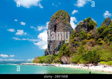 Thailand: Kalkstein-Karstaufschlüsse über hat Tham Phra Nang Strand, Krabi Küste. Hat Tham Phra Nang, der „Strand der verehrten Dame“, ist ein schöner weißer Sandstrand am südlichen Ende der kleinen Halbinsel, die Rai Le East Beach vom Rai Leh West Beach trennt. Der Strand wird von vielen als der schönste in der Krabi Region angesehen und auch einer der schönsten in Südthailand. Die malerische Kulisse besteht aus herrlich klarem, weißem Sand und ist geschützt von hohen Kalksteinklippen und wird durch scharfe, seltsam geformte Karstvorsprünge verstärkt. Stockfoto