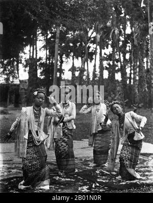 Birma/Myanmar: Fünf junge burmesische (Bamar) tanzende Mädchen, die eine traditionelle Tanzaufführung unter dem Namen Pwe (um 1895) aufführen. Die britische Eroberung Burmas begann 1824 als Reaktion auf einen burmesischen Versuch, in Indien einzumarschieren. 1886 und nach zwei weiteren Kriegen hatte Großbritannien das gesamte Land in den britischen Raj aufgenommen. Um den Handel anzukurbeln und Veränderungen zu erleichtern, brachten die Briten Indianer und Chinesen ein, die die Burmesen schnell in städtische Gebiete verdrängten. Bis heute haben Rangoon und Mandalay große indische Bevölkerungsgruppen. Es wurden Eisenbahnen und Schulen sowie eine große Anzahl von Gefängnissen gebaut. Stockfoto