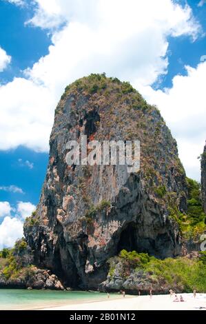 Thailand: Kalkstein-Karstaufschlüsse über hat Tham Phra Nang Strand, Krabi Küste. Hat Tham Phra Nang, der „Strand der verehrten Dame“, ist ein schöner weißer Sandstrand am südlichen Ende der kleinen Halbinsel, die Rai Le East Beach vom Rai Leh West Beach trennt. Der Strand wird von vielen als der schönste in der Krabi Region angesehen und auch einer der schönsten in Südthailand. Die malerische Kulisse besteht aus herrlich klarem, weißem Sand und ist geschützt von hohen Kalksteinklippen und wird durch scharfe, seltsam geformte Karstvorsprünge verstärkt. Stockfoto