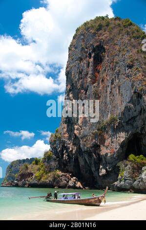 Thailand: Kalkstein-Karstaufschlüsse über hat Tham Phra Nang Strand, Krabi Küste. Hat Tham Phra Nang, der „Strand der verehrten Dame“, ist ein schöner weißer Sandstrand am südlichen Ende der kleinen Halbinsel, die Rai Le East Beach vom Rai Leh West Beach trennt. Der Strand wird von vielen als der schönste in der Krabi Region angesehen und auch einer der schönsten in Südthailand. Die malerische Kulisse besteht aus herrlich klarem, weißem Sand und ist geschützt von hohen Kalksteinklippen und wird durch scharfe, seltsam geformte Karstvorsprünge verstärkt. Stockfoto