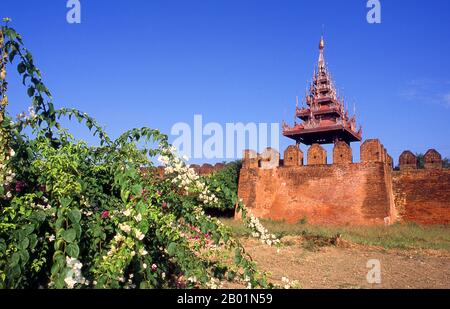 Mandalay Fort Mauern umgeben König Mindon's Palace, Mandalay. Die fast 3 km langen Mauern des Fort Mandalay umschließen den Palast von König Mindon. Die Wände ragen 8 m hoch. Der Palast wurde zwischen 1857 und 1859 als Teil der Gründung der neuen königlichen Hauptstadt Mandalay durch König Mindon errichtet. Der Plan des Mandalay Palace folgt weitgehend dem traditionellen burmesischen Palastdesign in einer ummauerten Festung, die von einem Graben umgeben ist. Der Palast selbst befindet sich in der Mitte der Zitadelle und zeigt nach Osten. Alle Gebäude des Palastes sind ein Stockwerk hoch. Stockfoto