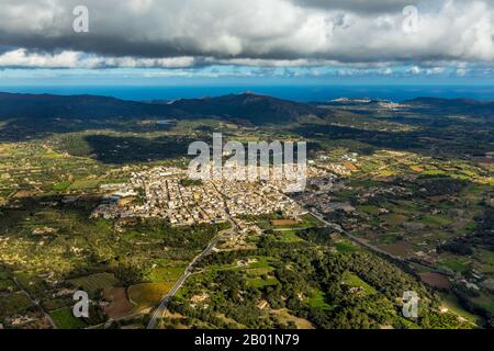 Blick auf Arta mit Santuari de Sant Salvador, 09.01.2020, Luftbild, Spanien, Balearen, Mallorca, Arta Stockfoto