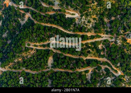 Serpentine Straße nach Port de Valldemossa, 09.01.2020, Luftbild, Spanien, Balearen, Mallorca, Port de Valldemossa Stockfoto