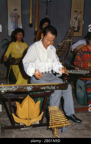 Vietnam: Musiker in einem traditionellen vietnamesischen Orchester im Van Mieu (Tempel der Literatur), Hanoi. Der Tempel der Literatur oder Van Mieu ist einer der wichtigsten kulturellen Schätze Vietnams. Der Tempel wurde 1070 von König Ly Thanh Tong aus der frühen Ly-Dynastie gegründet und war ursprünglich sowohl Konfuzius als auch Chu Cong gewidmet, einem Mitglied der chinesischen Königsfamilie, dem zugeschrieben wurde, viele der Lehren zu stammen, die Konfuzius 500 Jahre später entwickelte. Der Ort wurde von Geomancern der Ly-Dynastie ausgewählt, um in Harmonie mit dem taoistischen Bich Cau Tempel und der buddhistischen One Pillar Pagode zu stehen. Stockfoto