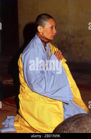 Vietnam: Buddhistische Nonne, Chua Con Son Pagoda, östlich von Hanoi. Chua Con Son war ein Tempel zu Ehren des Dichters Nguyen Trai (1380–1442), Chefberater und Amanuensis von Le Loi, dem General, der 1427 die Ming-Chinesen aus Vietnam verwies und 1428 als Kaiser Le Thai den Thron übernahm. Stockfoto