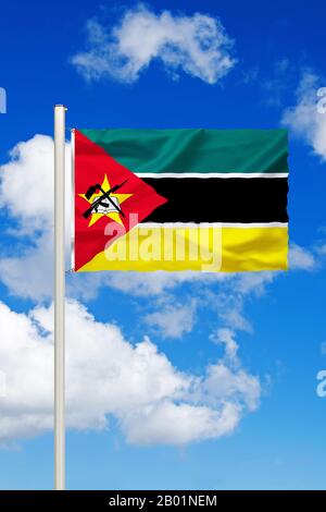 Flagge Mosambiks vor blauem bewölktem Himmel, Mosambik Stockfoto