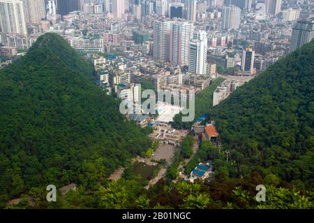 China: Blick über Guiyang vom Qianling Shan Park, Guiyang, Provinz Guizhou. Guiyang ist die Hauptstadt der chinesischen Provinz Guizhou und liegt östlich des Yunnan-Guizhou-Plateaus und am Nordufer des Nanming-Flusses, einem Zweig des Wu-Flusses. Sie wurde erstmals 1283 n. Chr. während der Yuan-Dynastie gebaut. Ursprünglich hieß es Shunyuan (順元), was bedeutet, den Yuan (den mongolischen Herrschern) zu gehorchen. Stockfoto