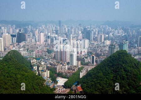 China: Blick über Guiyang vom Qiangling Shan Park, Guiyang, Provinz Guizhou. Guiyang ist die Hauptstadt der chinesischen Provinz Guizhou und liegt östlich des Yunnan-Guizhou-Plateaus und am Nordufer des Nanming-Flusses, einem Zweig des Wu-Flusses. Sie wurde erstmals 1283 n. Chr. während der Yuan-Dynastie gebaut. Ursprünglich hieß es Shunyuan (順元), was bedeutet, den Yuan (den mongolischen Herrschern) zu gehorchen. Stockfoto