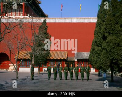 China: Polizeiwache auf Parade, Duanmen (rechtes Tor) und Platz, der zur Verbotenen Stadt (Zijin Cheng) führt, Peking. Das Duanmen (rechtes Tor) befindet sich zwischen dem Tiananmen (Tor des himmlischen Friedens) und dem Wumen (Meridiantor), dem Haupteingang der Verbotenen Stadt. Das Tor wurde 1420 während der Ming-Dynastie (1368–1644) errichtet. Die Verbotene Stadt, die zwischen 1406 und 1420 erbaut wurde, diente 500 Jahre lang (bis zum Ende der Kaiserzeit 1911) als Sitz aller Macht in China, Thron des Himmels und Privatresidenz aller Kaiser der Ming- und Qing-Dynastie. Stockfoto