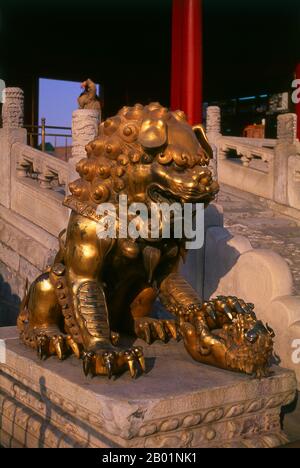 China: Kaiserlicher Wächterlöwe vor dem Tor der himmlischen Reinheit (Qianqingmen), der Verbotenen Stadt (Zijin Cheng), Peking. Die Verbotene Stadt, die zwischen 1406 und 1420 erbaut wurde, diente 500 Jahre lang (bis zum Ende der Kaiserzeit 1911) als Sitz aller Macht in China, Thron des Himmels und Privatresidenz aller Kaiser der Ming- und Qing-Dynastie. Der Komplex besteht aus 980 Gebäuden mit 8.707 Räumen und umfasst 720.000 m2 (7.800.000 qft). Stockfoto