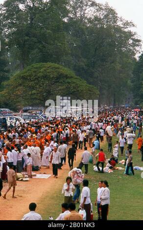 Kambodscha: Laien und buddhistische Mönche, Nonnen und Novizen versammeln sich nach einer Massenalmosenzeremonie im Herzen von Angkor Thom, Angkor. Angkor Thom liegt 1,5 km nördlich von Angkor Wat. Es wurde Ende des 12. Jahrhunderts von König Jayavarman VII. Erbaut und umfasst eine Fläche von 9 km², in der sich mehrere Denkmäler aus früheren Epochen sowie jene befinden, die Jayavarman und seine Nachfolger errichtet haben. Im Zentrum der Stadt befindet sich Jayavarmans Staatstempel, der Bayon, mit den anderen großen Stätten, die sich um den Victory Square im Norden gruppieren. Stockfoto