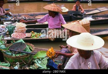 Birma/Myanmar: Intha-Frauenhändler auf dem schwimmenden Markt Inle Lake im Bundesstaat Shan. Der Inle Lake ist ein Süßwassersee in der Nyaungshwe Township im Taunggyi District des Bundesstaates Shan, Teil der Shan Hills in Myanmar (Burma). Er ist der zweitgrößte See in Myanmar mit einer geschätzten Fläche von 44,9 Quadratmeilen (116 km2) und einer der höchsten in einer Höhe von 2.900 Fuß (880 m). Die Einwohner des Inle Lake (genannt Intha), etwa 70.000, leben in vier Städten am Ufer des Sees, in zahlreichen kleinen Dörfern am Ufer des Sees und auf dem See selbst. Stockfoto