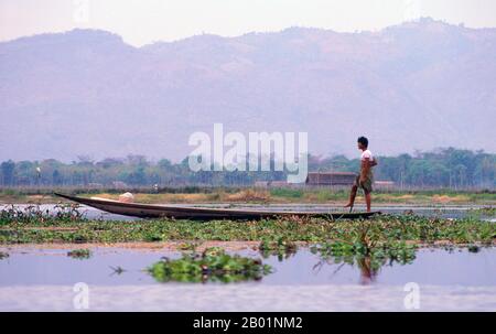 Birma/Myanmar: Ein Intha-Beinruderer in seinem Boot auf dem Inle-See im Bundesstaat Shan. Der Inle Lake ist ein Süßwassersee in der Nyaungshwe Township im Taunggyi District des Bundesstaates Shan, Teil der Shan Hills in Myanmar (Burma). Er ist der zweitgrößte See in Myanmar mit einer geschätzten Fläche von 44,9 Quadratmeilen (116 km2) und einer der höchsten in einer Höhe von 2.900 Fuß (880 m). Die Einwohner des Inle Lake (genannt Intha), etwa 70.000, leben in vier Städten am Ufer des Sees, in zahlreichen kleinen Dörfern am Ufer des Sees und auf dem See selbst. Stockfoto