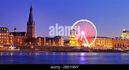 St. Lambertus Kirche und Burgturm und Riesenrad am Abend, Deutschland, Nordrhein-Westfalen, Niederrhein, Düsseldorf Stockfoto