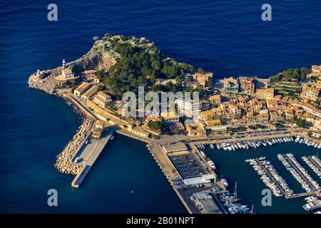 Hafen von Port de Soller mit den Lichthäusern Far de Bufador und Far de Sa Creu, 04.01.2020, Luftbild, Spanien, Balearen, Mallorca, Port De Soller Stockfoto