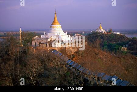 Birma/Myanmar: Bergpagoden in Sagaing, dem Fluss Irrawaddy/Ayeyarwady in der Ferne. Sagaing ist die Hauptstadt der Region Sagaing (ehemals Sagaing Division) in Myanmar. Sagaing liegt am Ayeyarwady River, 20 km südwestlich von Mandalay am gegenüberliegenden Ufer des Flusses. Mit vielen buddhistischen Klöstern ist Sagaing ein wichtiges religiöses und klösterliches Zentrum. Die Pagoden und Klöster bevölkern die zahlreichen Hügel entlang des Berges, der parallel zum Fluss verläuft. Die zentrale Pagode, bald U Ponya Shin Pagode, ist durch eine Reihe überdachter Treppen verbunden, die den 240 m hohen Hügel hinaufführen. Stockfoto