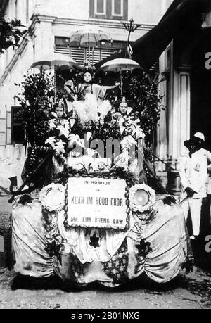 Malaysia/Singapur: Ein von Peranakan gesponserter Guanyin/Guan im Bodhisattva-Wagen, Penang Chingay-Prozession, 1928. Peranakan Chinese und Baba-Nyonya sind die Bezeichnungen für die Nachkommen chinesischer Einwanderer aus dem späten 15. Und 16. Jahrhundert, die während der Kolonialzeit in den malaiisch-indonesischen Archipel von Nusantara kamen. Mitglieder dieser Gemeinde in Malaysia bezeichnen sich als „Nyonya-Baba“ oder „Baba-Nyonya“. Nyonya ist der Begriff für die Weibchen und Baba für die Männchen. Sie gilt insbesondere für die ethnischen chinesischen Bevölkerungsgruppen der British Straits Settlements in Malaya und der von den Niederlanden kontrollierten Insel Java. Stockfoto