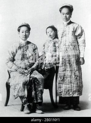 Malaysia/Singapur: Zwei junge Nyonya-Frauen mit einem Mädchen, ca. 1940 Peranakan Chinese und Baba-Nyonya sind die Bezeichnungen für die Nachkommen chinesischer Einwanderer aus dem späten 15. Und 16. Jahrhundert, die während der Kolonialzeit in den malaiisch-indonesischen Archipel von Nusantara kamen. Mitglieder dieser Gemeinde in Malaysia bezeichnen sich als „Nyonya-Baba“ oder „Baba-Nyonya“. Nyonya ist der Begriff für die Weibchen und Baba für die Männchen. Sie gilt insbesondere für die ethnischen chinesischen Bevölkerungsgruppen der British Straits Settlements in Malaya und der von den Niederlanden kontrollierten Insel Java und anderen Orten. Stockfoto