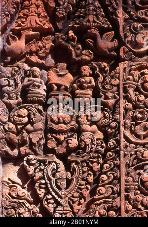 Kambodscha: Banteay Srei (Zitadelle der Frauen), nahe Angkor. Banteay Srei (oder Banteay Srey) ist ein kambodschanischer Tempel aus dem 10. Jahrhundert, der dem hinduistischen Gott Shiva gewidmet ist und nordöstlich der Hauptgruppe der Tempel in Angkor liegt. Banteay Srei ist größtenteils aus rotem Sandstein gebaut, ein Medium, das sich für die aufwendigen dekorativen Wandschnitzereien eignet, die bis heute zu beobachten sind. Banteay Srei wird manchmal als „Juwel der Khmer-Kunst“ bezeichnet. Stockfoto