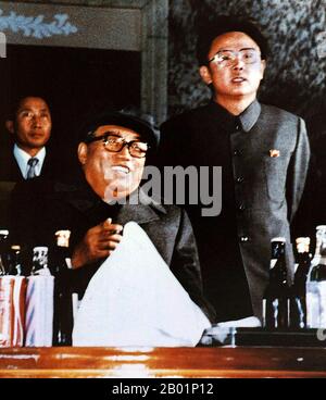 Korea: Nordkoreanischer Führer Kim Il Sung (sitzend) mit seinem Sohn und Nachfolger Kim Jong Il, Pjöngjang, 1980. Kim Il-sung (* 15. April 1912 bis 8. Juli 1994) war ein koreanischer kommunistischer Politiker, der Nordkorea, offiziell die Demokratische Volksrepublik Korea, von seiner Gründung 1948 bis zu seinem Tod 1994 regierte. Von 1948 bis 1972 war er Premierminister und von 1972 bis zu seinem Tod Präsident. Von 1949 bis 1994 war er Vorsitzender der Arbeiterpartei Koreas (von 1949 bis 1966 Vorsitzender und nach 1966 Generalsekretär). Stockfoto