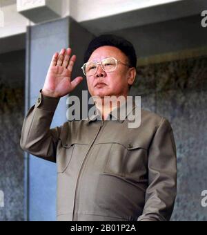 Korea: Nordkoreanischer Führer Kim Jong Il (16. Februar 1941/1942 bis 17. Dezember 2011), Pjöngjang, ca. 2000. Kim Jong-il war von 1994 bis 2011 der oberste Führer Nordkoreas (DVRK). Er folgte seinem Vater und Gründer der DVRK Kim Il-sung nach dem Tod des Ältesten Kim im 1994. Kim Jong-il war Generalsekretär der Arbeiterpartei Koreas, Vorsitzender der Nationalen Verteidigungskommission Nordkoreas und Oberbefehlshaber der Koreanischen Volksarmee, der viertgrößten ständigen Armee der Welt. Stockfoto