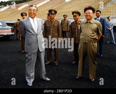 Korea: Nordkoreanischer Führer Kim Il Sung (15. April 1912 bis 8. Juli 1994) in einem Fußballstadion mit seinem Nachfolger Kim Jong Il, ca. 1985. Kim Il-sung war ein koreanischer kommunistischer Politiker, der Nordkorea, offiziell die Demokratische Volksrepublik Korea, von seiner Gründung 1948 bis zu seinem Tod 1994 regierte. Von 1948 bis 1972 war er Premierminister und von 1972 bis zu seinem Tod Präsident. Von 1949 bis 1994 war er Vorsitzender der Arbeiterpartei Koreas (von 1949 bis 1966 Vorsitzender und nach 1966 Generalsekretär). Stockfoto