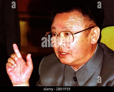 Korea: Nordkoreanischer Führer Kim Jong Il (16. Februar 1941/1942 bis 17. Dezember 2011), Pjöngjang. Foto: YONHAP/POOL (CC BY-SA 3,0 Lizenz), 2000. Kim Jong-il war von 1994 bis 2011 der oberste Führer Nordkoreas (DVRK). Er folgte seinem Vater und Gründer der DVRK Kim Il-sung nach dem Tod des Ältesten Kim im 1994. Kim Jong-il war Generalsekretär der Arbeiterpartei Koreas, Vorsitzender der Nationalen Verteidigungskommission Nordkoreas und Oberbefehlshaber der Koreanischen Volksarmee, der viertgrößten ständigen Armee der Welt. Stockfoto