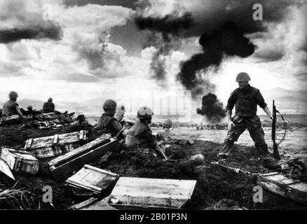 Vietnam: US-Soldaten verteidigen den Perimeter auf der Con Thien Base, 1968. Conn Thien (Vietnamesisch Cồn Tiên, was „Hügel der Engel“ bedeutet) war eine Militärbasis, die zunächst als Spezialeinsatzlager der US Army begann, bevor sie zu einer Kampfbasis des United States Marine Corps wechselte. Sie lag in der Nähe der vietnamesischen Demilitarisierten Zone (DMZ), etwa 1,9 km von Nordvietnam entfernt, im Bezirk Gio Linh in der Provinz Quảng Trị. Es war Schauplatz heftiger Kämpfe von Februar 1967 bis Februar 1968. Stockfoto