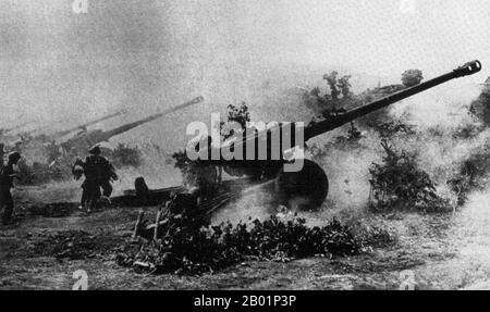 Vietnam: Sowjetische nordvietnamesische Armee (NVA/PAVN) 122 mm schwere Artillerie in Aktion, um 1968. Khe Sanh ist die Hauptstadt des Bezirks Hướng Hoá in der Provinz Quảng Trị, Vietnam, 63 km westlich von Đông Hà. Die Khe Sanh Combat Base war ein Außenposten des United States Marine Corps in Südvietnam (MGRS 48QXD850418), der während des Vietnamkriegs eingesetzt wurde. Die Landebahn wurde im September 1962 gebaut. Die Kämpfe begannen dort Ende April 1967, bekannt als „Hill Fights“, die sich später in die Schlacht von Khe Sanh von 1968 ausdehnten. Stockfoto