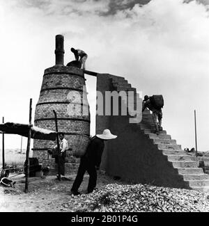 China: Ein Team von Männern, die während des Großen Vorwärtssprungs (1958–1961) an einem Hinterhofofen arbeiteten. Der große Sprung nach vorne in der Volksrepublik China (VR China) war eine wirtschaftliche und soziale Kampagne der Kommunistischen Partei Chinas (KPC), die sich in Planungsentscheidungen von 1958 bis 1961 widerspiegelte. die darauf abzielte, Chinas riesige Bevölkerung zu nutzen, um das Land durch den Prozess der raschen Industrialisierung und Kollektivierung rasch von einer Agrarwirtschaft in eine moderne kommunistische Gesellschaft zu verwandeln. Mao Zedong leitete die Kampagne auf der Grundlage der Theorie der produktiven Kräfte. Stockfoto