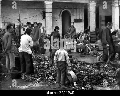 China: Sammlung alter Töpfe, Pfannen und Schrott für „Hinterhoföfen“ während des Großen Vorwärtssprungs (1958-1961), Kanton. Der große Sprung nach vorne in der Volksrepublik China (VR China) war eine wirtschaftliche und soziale Kampagne der Kommunistischen Partei Chinas (KPC), die sich in Planungsentscheidungen von 1958 bis 1961 widerspiegelte. die darauf abzielte, Chinas riesige Bevölkerung zu nutzen, um das Land durch den Prozess der raschen Industrialisierung und Kollektivierung rasch von einer Agrarwirtschaft in eine moderne kommunistische Gesellschaft zu verwandeln. Mao Zedong leitete die Kampagne auf der Grundlage der Theorie der produktiven Kräfte. Stockfoto