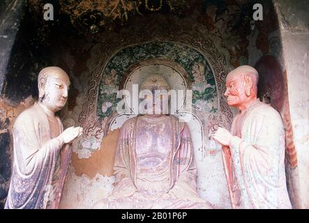 China: Buddha flankiert von Bodhisattvas, Maiji Shan Grotten, Tianshui, Provinz Gansu. Maiji Shan Shiku (Maiji Shan Grotten) sind eine der vier wichtigsten buddhistischen Tempelgruppen Chinas (die anderen sind Datong, Luoyang und die Mogao-Höhlen in Dunhuang). Ausgehend von der Nördlichen Wei-Dynastie (386–535) und der Nördlichen Zhou-Dynastie (557–581) schnitten Buddhisten Höhlen in die Seiten eines roten Auszugs, der aus den umliegenden, mit Laub bedeckten Hügeln aufsteigt. Figuren des Buddha, von Bodhisattvas und Jüngern wurden in härtere Felsen gehauen, die von anderswo gebracht wurden, und in die Höhlen eingebaut. Stockfoto