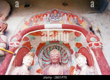 China: Buddha flankiert von Bodhisattvas, Maiji Shan Grotten, Tianshui, Provinz Gansu. Maiji Shan Shiku (Maiji Shan Grotten) sind eine der vier wichtigsten buddhistischen Tempelgruppen Chinas (die anderen sind Datong, Luoyang und die Mogao-Höhlen in Dunhuang). Ausgehend von der Nördlichen Wei-Dynastie (386–535) und der Nördlichen Zhou-Dynastie (557–581) schnitten Buddhisten Höhlen in die Seiten eines roten Auszugs, der aus den umliegenden, mit Laub bedeckten Hügeln aufsteigt. Figuren des Buddha, von Bodhisattvas und Jüngern wurden in härtere Felsen gehauen, die von anderswo gebracht wurden, und in die Höhlen eingebaut. Stockfoto