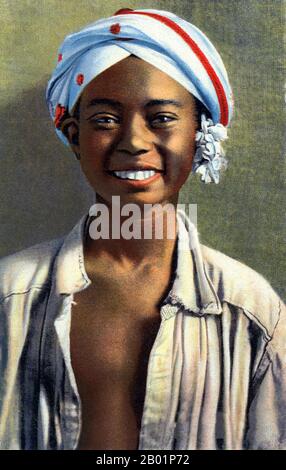 Nordafrika: Porträt eines jungen Afrikaners („jeune negre“), Lehnert und Landrock, um 1920er Jahre Rudolf Franz Lehnert (Tschechisch) und Ernst Heinrich Landrock (Deutsch) hatten vor dem Zweiten Weltkrieg eine Fotofirma mit Sitz in Tunis, Kairo und Leipzig Sie spezialisierten sich auf etwas riskante orientalistische Bilder junger arabischer und beduinischer Frauen, oft Tänzerinnen und gelegentlich androgyner junger Männer. Stockfoto