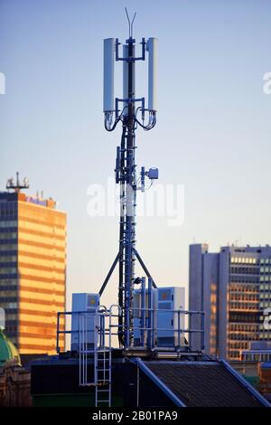 5G-Zellstandort auf dem Dach in der Innenstadt, Deutschland, Nordrhein-Westfalen, Ruhrgebiet, Essen Stockfoto