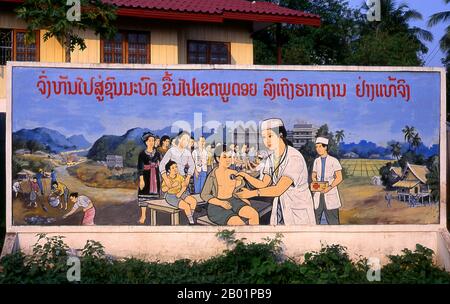 Laos: Gesundheitsfürsorge, politisches Poster im revolutionären sozialistischen Realismus auf den Straßen von Vientiane. Der sozialistische Realismus ist ein Stil realistischer Kunst, der in der Sowjetunion entwickelt wurde und in anderen kommunistischen Ländern zu einem dominierenden Stil wurde. Der sozialistische Realismus ist ein teleologisch orientierter Stil, dessen Ziel die Förderung der Ziele des Sozialismus und des Kommunismus ist. Obwohl sie damit verbunden ist, darf sie nicht mit dem sozialen Realismus verwechselt werden, einer Art von Kunst, die Themen sozialer Belange realistisch darstellt. Anders als der soziale Realismus verherrlicht der sozialistische Realismus oft die Rolle der Armen. Stockfoto