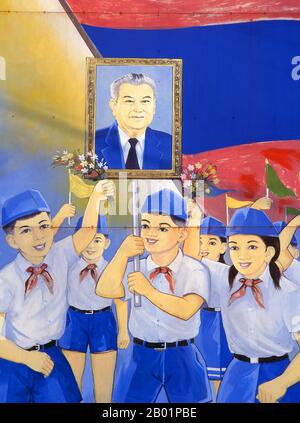 Laos: Die Kinder tragen ein Bild von Kaysone Phomvihane, dem ehemaligen Präsidenten von Laos. Revolutionäres sozialistisches Poster auf den Straßen von Vientiane. Kaysone Phomvihane (* 13. Dezember 1920 bis 21. November 1992) war ab 1955 Führer der laotischen Revolutionären Volkspartei. Er war von 1975 bis 1991 erster Premierminister der Demokratischen Volksrepublik Laos und von 1991 bis zu seinem Tod 1992 Präsident. Der sozialistische Realismus ist ein Stil realistischer Kunst, der in der Sowjetunion entwickelt wurde und in anderen kommunistischen Ländern zu einem dominierenden Stil wurde. Stockfoto