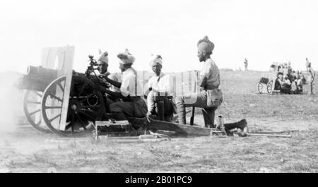 Palästina: Truppen der britischen Indischen Armee feuern eine QF 3,7-Zoll-Berghaubitzer-Pistolenbatterie ab, Jerusalem, 1917. Das Nahost-Theater des Ersten Weltkriegs war Schauplatz der Aktion zwischen dem 29. Oktober 1914 und dem 30. Oktober 1918. Die Kombattanten waren das Osmanische Reich, mit Unterstützung der anderen Mittelmächte, vor allem der Briten und der Russen unter den Alliierten des Ersten Weltkriegs Es gab fünf Hauptkampagnen: Die Sinai- und Palästinenserkampagne, die Mesopotamische Kampagne, die Kaukasuskampagne, die Perserkampagne und die Gallipoli-Kampagne. Stockfoto