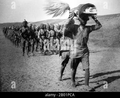 Iran: Sikh-Soldaten der Britisch-Indischen Armee marschieren zu ihren religiösen Diensten im heutigen Iran, 1918. Das Nahost-Theater des Ersten Weltkriegs war Schauplatz der Aktion zwischen dem 29. Oktober 1914 und dem 30. Oktober 1918. Die Kombattanten waren das Osmanische Reich, mit Unterstützung der anderen Mittelmächte, vor allem der Briten und der Russen unter den Alliierten des Ersten Weltkriegs Es gab fünf Hauptkampagnen: Die Sinai- und Palästinenserkampagne, die Mesopotamische Kampagne, die Kaukasuskampagne, die Perserkampagne und die Gallipoli-Kampagne. Stockfoto