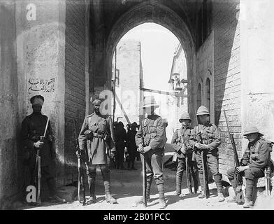 Palästina: Britische und indische Wachen in St. Stephans Tor, Jerusalem, 1920. Das Nahost-Theater des Ersten Weltkriegs war Schauplatz der Aktion zwischen dem 29. Oktober 1914 und dem 30. Oktober 1918. Die Kombattanten waren das Osmanische Reich, mit Unterstützung der anderen Mittelmächte, vor allem der Briten und der Russen unter den Alliierten des Ersten Weltkriegs Es gab fünf Hauptkampagnen: Die Sinai- und Palästinenserkampagne, die Mesopotamische Kampagne, die Kaukasuskampagne, die Perserkampagne und die Gallipoli-Kampagne. Stockfoto