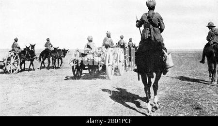 Irak: Soldaten der Britisch-Indischen Armee, die militärische Telefonleitungen verlegen, Mesopotamien, 1917. Das Nahost-Theater des Ersten Weltkriegs war Schauplatz der Aktion zwischen dem 29. Oktober 1914 und dem 30. Oktober 1918. Die Kombattanten waren das Osmanische Reich, mit Unterstützung der anderen Mittelmächte, vor allem der Briten und der Russen unter den Alliierten des Ersten Weltkriegs Es gab fünf Hauptkampagnen: Die Sinai- und Palästinenserkampagne, die Mesopotamische Kampagne, die Kaukasuskampagne, die Perserkampagne und die Gallipoli-Kampagne. Stockfoto