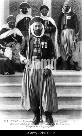 Frankreich/Algerien: "Eine Gruppe tapferer Spahis" auf der Exposition Coloniale, Lyon, 1914. Spahis waren leichte Kavallerie-Regimenter der französischen Armee, die hauptsächlich aus den indigenen Bevölkerungsgruppen Algeriens, Tunesiens und Marokkos rekrutiert wurden. Die moderne französische Armee hält ein Regiment von Spahis als Panzereinheit, und das Personal wird jetzt auf dem französischen Festland rekrutiert. Senegal unterhält auch ein Spahi-Regiment als Eskorte des Präsidenten, die Rote Garde. Stockfoto