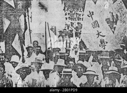 China: Revolutionäre Studenten und Dozenten demonstrieren an der Universität Peking, Bewegung vom 4. Mai 1919. Die Vierte Mai-Bewegung war eine antiimperialistische, kulturelle und politische Bewegung, die aus Studentendemonstrationen am 4. Mai 1919 in Peking entstand und gegen die schwache Reaktion der chinesischen Regierung auf den Vertrag von Versailles protestierte, insbesondere gegen das Shandong-Problem. Diese Demonstrationen lösten nationale Proteste aus und markierten den Aufschwung des chinesischen Nationalismus, eine Verschiebung hin zu politischer Mobilisierung und weg von kulturellen Aktivitäten sowie einen Schritt hin zu einer populistischen Basis statt intellektueller Eliten. Stockfoto