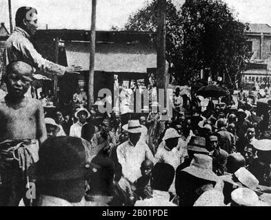 China: Revolutionäre Studenten und Dozenten demonstrieren an der Universität Peking, Bewegung vom 4. Mai 1919. Die Vierte Mai-Bewegung war eine antiimperialistische, kulturelle und politische Bewegung, die aus Studentendemonstrationen am 4. Mai 1919 in Peking entstand und gegen die schwache Reaktion der chinesischen Regierung auf den Vertrag von Versailles protestierte, insbesondere gegen das Shandong-Problem. Diese Demonstrationen lösten nationale Proteste aus und markierten den Aufschwung des chinesischen Nationalismus, eine Verschiebung hin zu politischer Mobilisierung und weg von kulturellen Aktivitäten sowie einen Schritt hin zu einer populistischen Basis statt intellektueller Eliten. Stockfoto