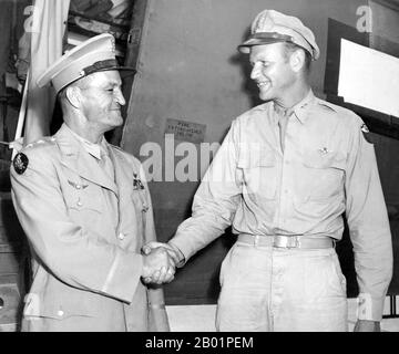 USA: Colonel David Lee „Tex“ Hill (R) begrüßt Major General Claire Lee Chennault (L) bei seiner Ankunft in New Orleans aus China, 1945. „Flying Tigers“ war der populäre Name für die 1st American Volunteer Group (AVG) der chinesischen Luftwaffe in den Jahren 1941 bis 1942. Die Piloten waren Mitarbeiter der US-Armee (USAAF), der Navy (USN) und des Marine Corps (USMC), die unter der Genehmigung des Präsidenten rekrutiert wurden und von Claire Lee Chennault kommandiert wurden; die Bodenbesatzung und das Hauptquartier wurden ebenfalls größtenteils vom US-Militär rekrutiert, zusammen mit einigen Zivilisten. Stockfoto