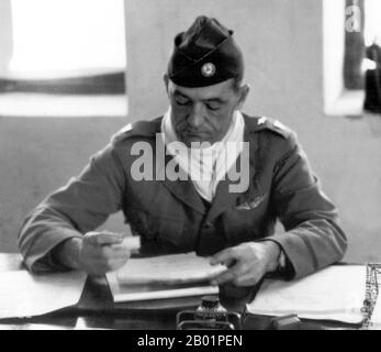 China/USA: Generalleutnant Claire Chennault (6. September 1893 bis 27. Juli 1958), Befehlshaber der Flying Tigers, in seinem Büro in Kunming, Yunnan, China, Mai 1942. Lieutenant General Claire Lee Chennault war ein US-amerikanischer Militärflieger. Als umstrittener Offizier war er ein heftiger Verfechter von Kampfabfangflugzeugen in den 1930er Jahren, als sich das U.S. Army Air Corps hauptsächlich auf Höhenbeschuss konzentrierte. Chennault ging 1937 in den Ruhestand, arbeitete als Flugzeugtrainer und Berater in China und kommandierte die „Flying Tigers“ während des Zweiten Weltkriegs Stockfoto