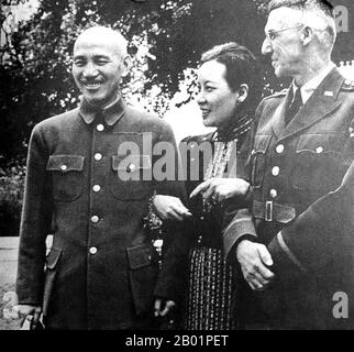 Birma/China/USA: Chiang Kai Shek, Soong May Ling und 'Essig Joe' Stilwell, Birma, 1942. Chiang Kai-shek (* 31. Oktober 1887 bis 5. April 1975) war ein politischer und militärischer Führer Chinas des 20. Jahrhunderts. Er ist im Mandarin als Jiǎng Jièshí oder Jiǎng Zhōngzhèng bekannt. Soong May-Ling/Mei-Ling (* 5. März 1898 bis 23. Oktober 2003), auch bekannt als Madame Chiang Kai-shek, war First Lady der Republik China (ROC), die Ehefrau des ehemaligen Präsidenten Chiang Kai-shek. General Joseph Warren Stilwell (* 19. März 1883 bis 12. Oktober 1946) war ein US-amerikanischer 4-Sterne-General, der für seinen Dienst im China-Birma-India Theatre bekannt war. Stockfoto